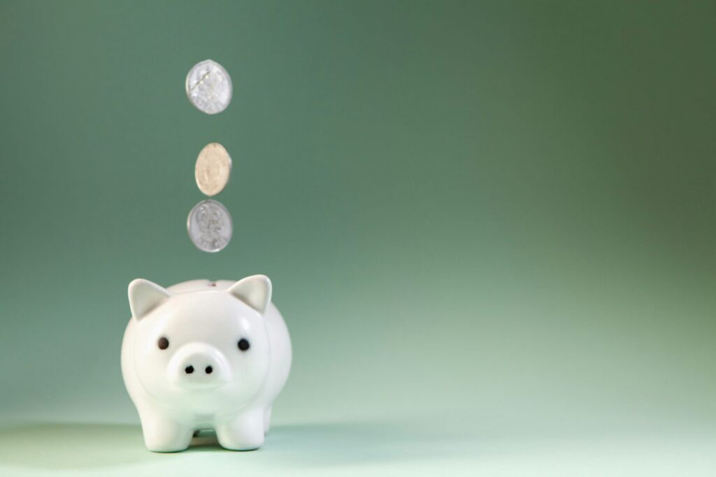 Tirelire et pièces de monnaie – organiser son épargne