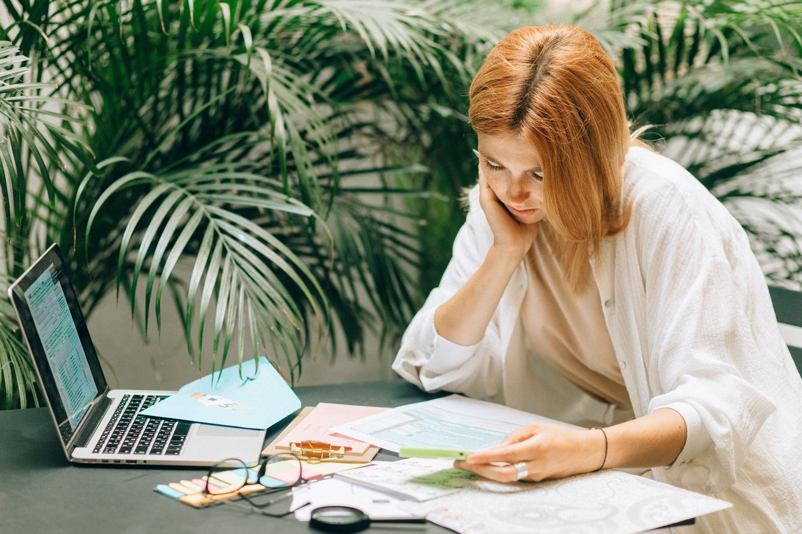 Femme organisant ses finances sur son ordinateur