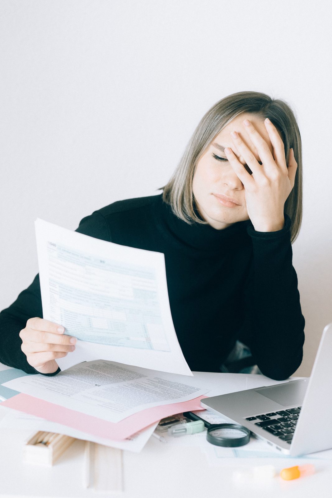 Femme analysant un document fiscal