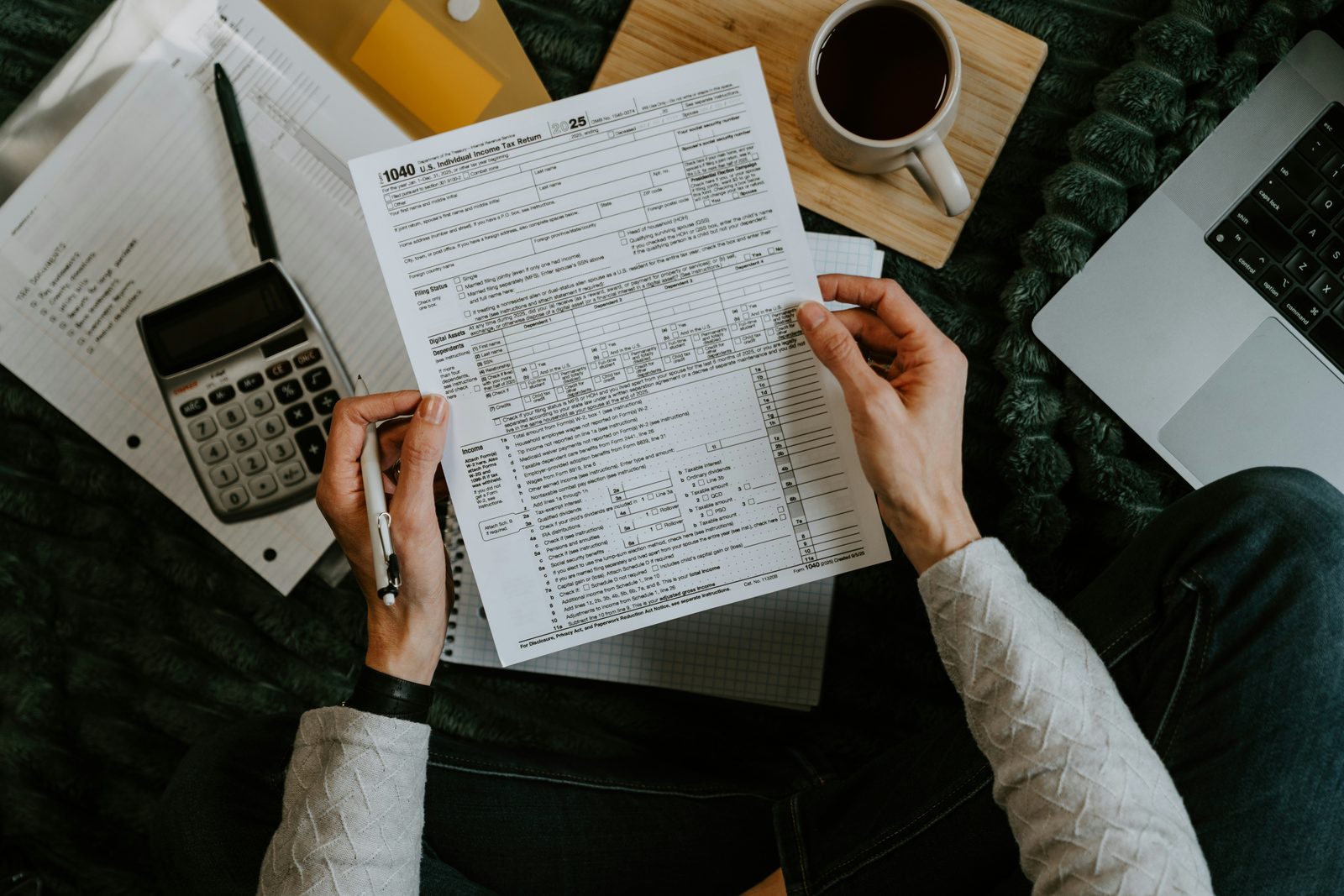 Déclaration fiscale et calculatrice sur un bureau