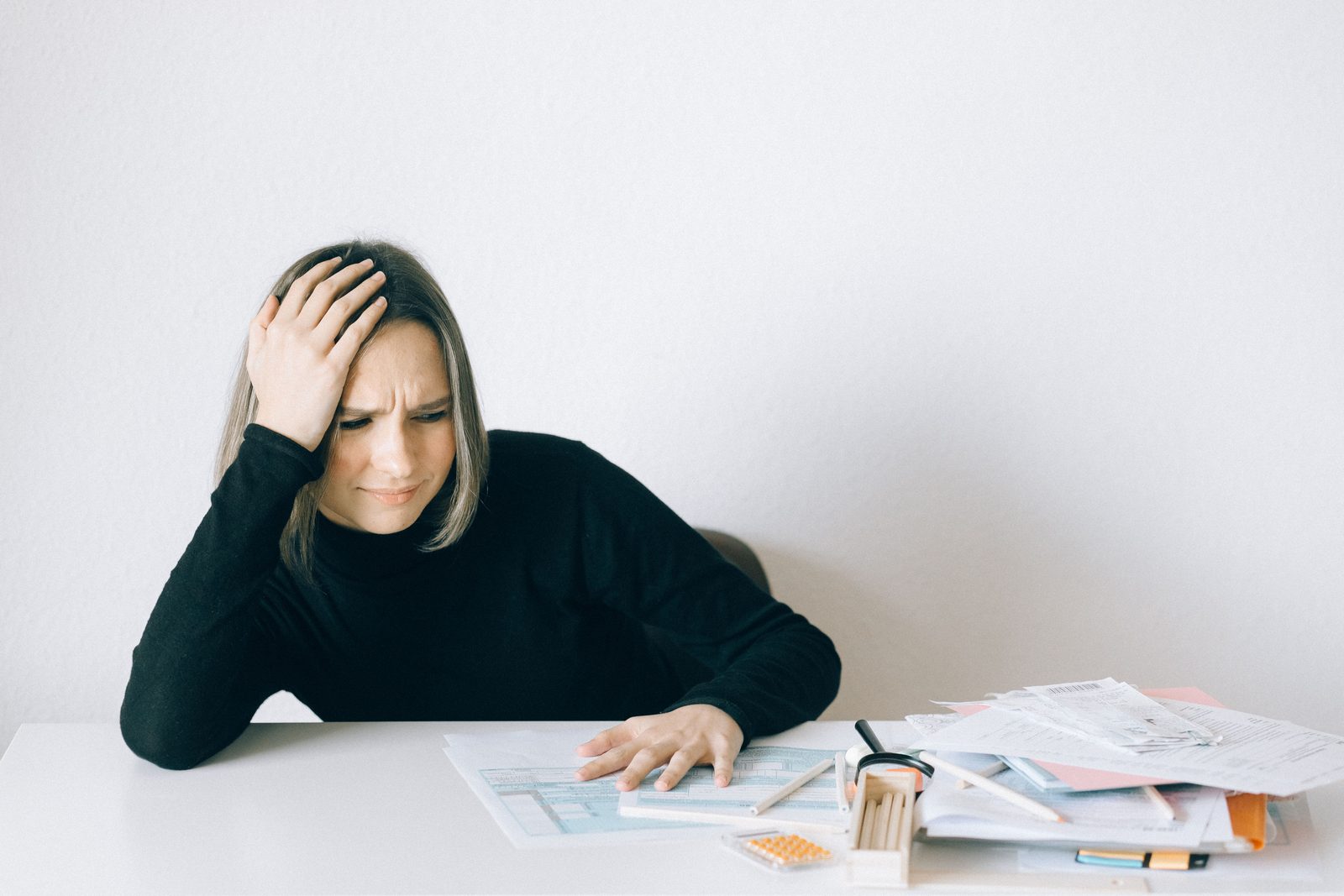 Femme préoccupée par sa feuille d'imposition
