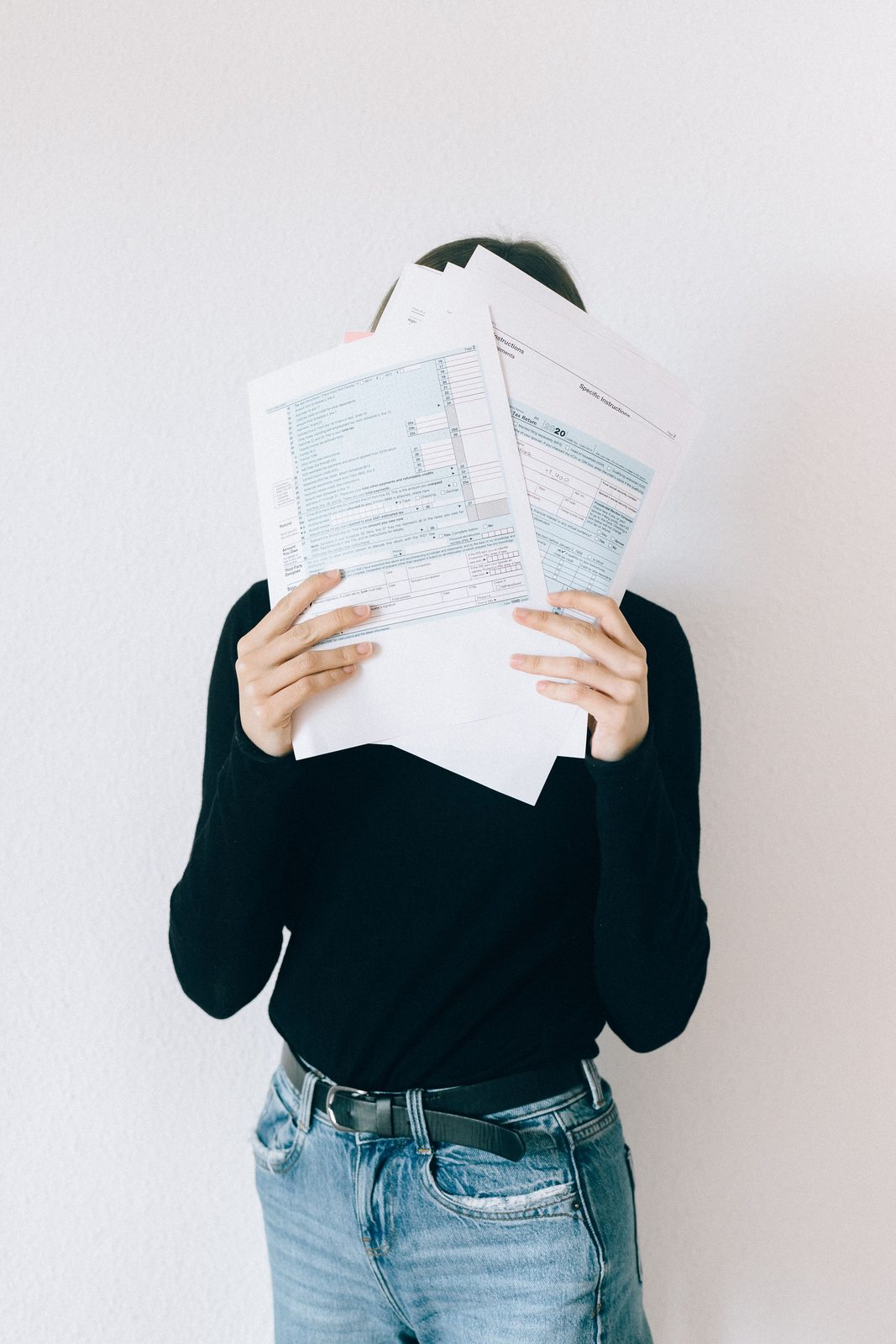 Personne débordée par ses papiers d'impôts