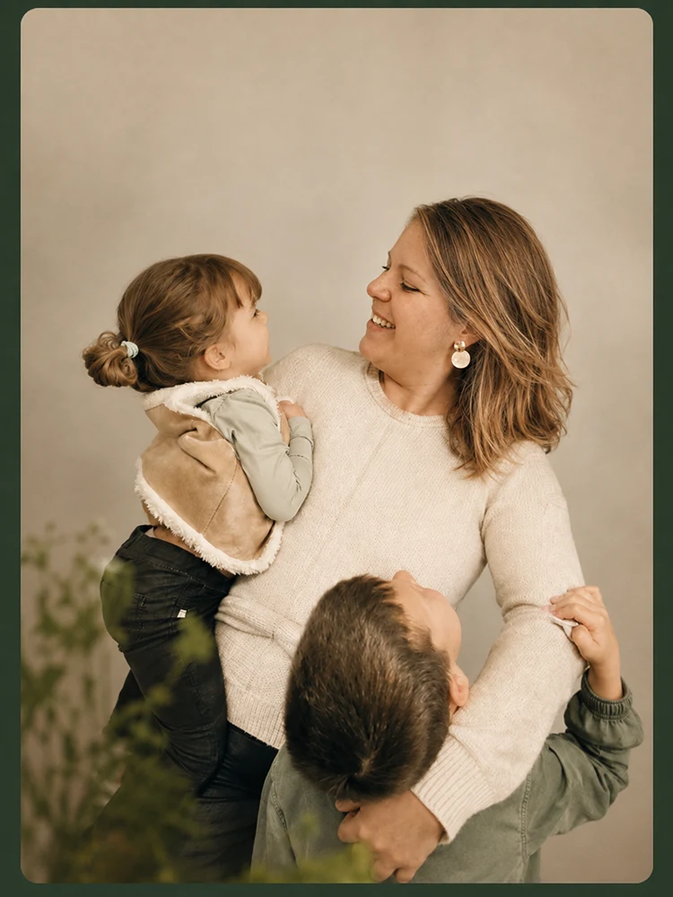 Julie Epis avec ses deux enfants dans les bras
